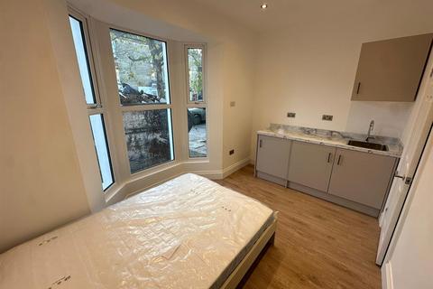 Studio to rent, Garratt Lane, London SW17