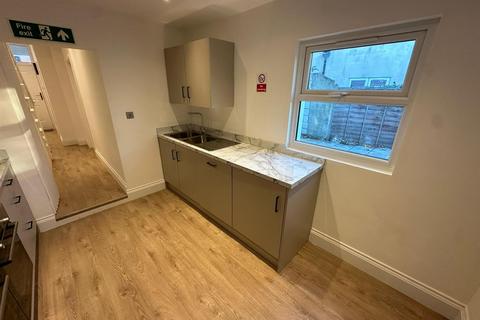 Studio to rent, Garratt Lane, London SW17