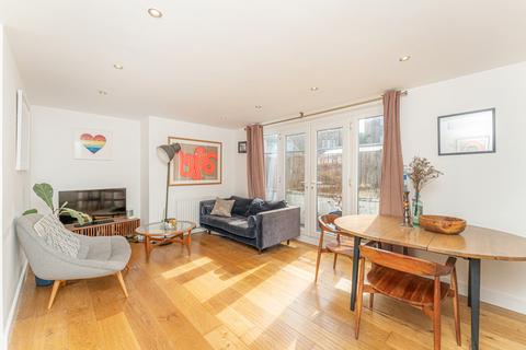 3 bedroom flat for sale, Fourscore Mansions, Hackney E8