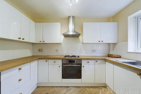 2 bedroom flat to rent, Montana Close, Sanderstead