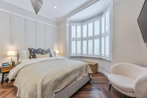 2 bedroom flat for sale, Iveley Road, Clapham Old Town, London, SW4