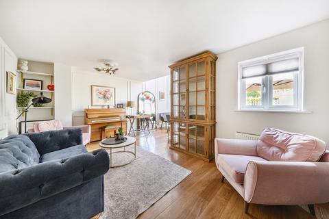 23 Raynham Close, Guildford, GU4 7TS