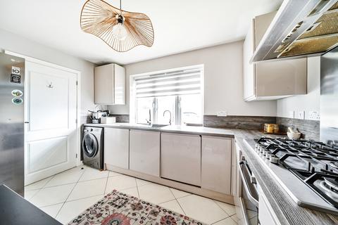 23 Raynham Close, Guildford, GU4 7TS