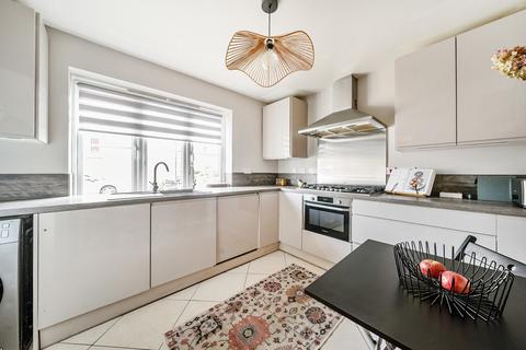 23 Raynham Close, Guildford, GU4 7TS