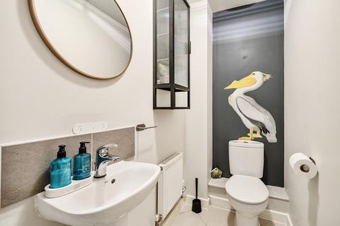 23 Raynham Close, Guildford, GU4 7TS