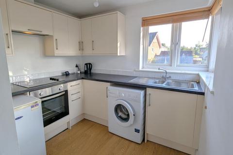 2 bedroom maisonette to rent, High Street, Woking GU21