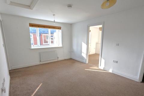 2 bedroom maisonette to rent, High Street, Woking GU21