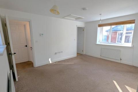 2 bedroom maisonette to rent, High Street, Woking GU21