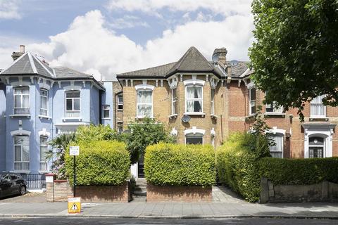 Studio to rent, Fountayne Road, London, N16