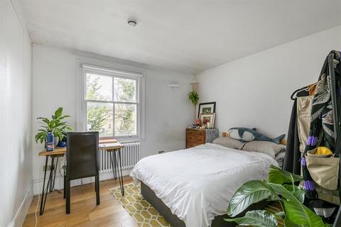 Studio to rent, Fountayne Road, London, N16