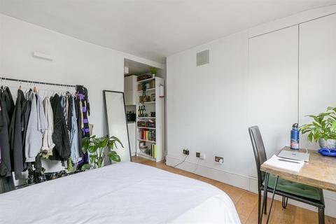 Studio to rent, Fountayne Road, London, N16