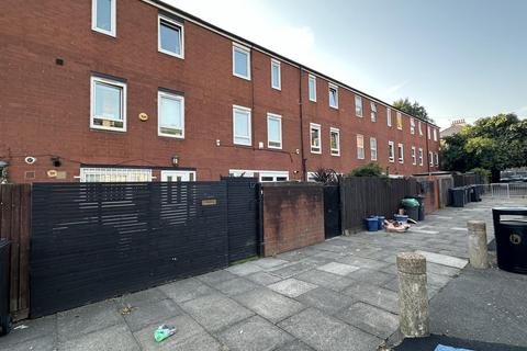 3 bedroom terraced house to rent, Ambleside Close, Homerton, E9