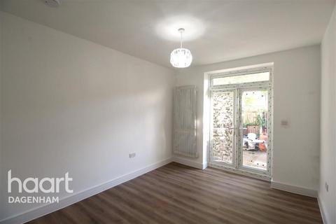 6 bedroom semi-detached house to rent, Foxlands Road Dagenham