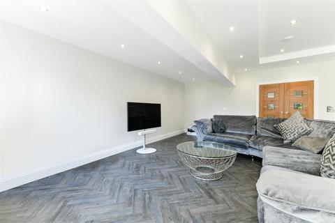 2 bedroom apartment for sale, Waterhouse Lane, Kingswood