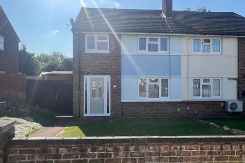 3 bedroom semi-detached house to rent, Grafton Road, Rushden NN10