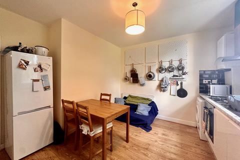 4 bedroom flat to rent, 136 South Lambeth Road, SW8 1RB