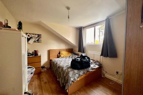 4 bedroom flat to rent, 136 South Lambeth Road, SW8 1RB