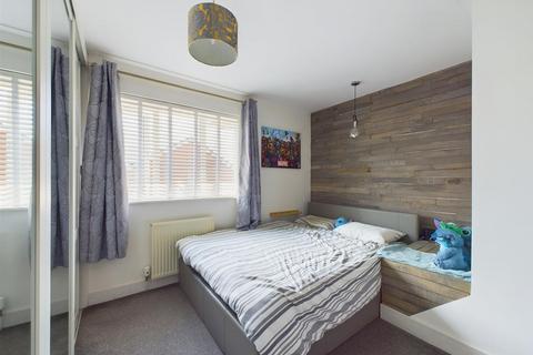 24 Barnfields, Gloucester, GL4 6WE