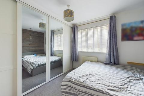 24 Barnfields, Gloucester, GL4 6WE