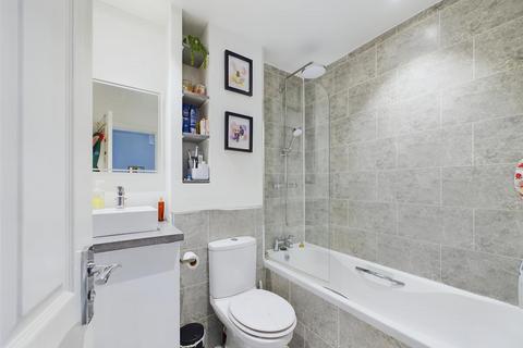 24 Barnfields, Gloucester, GL4 6WE