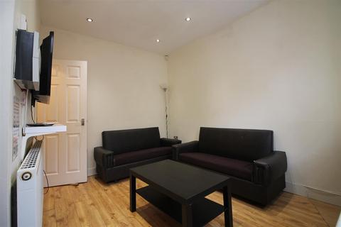 3 bedroom house to rent, Autumn Terrace, Hyde Park, Leeds