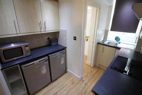 3 bedroom house to rent, Autumn Terrace, Hyde Park, Leeds