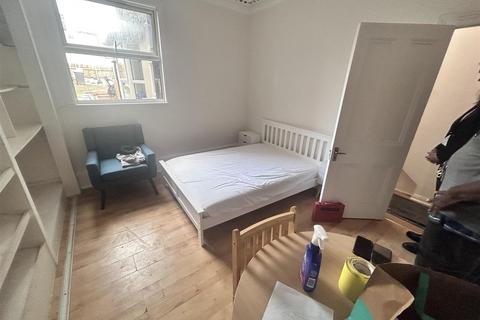 2 bedroom flat to rent, Lordship Lane, London