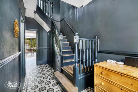 69 Midhurst Road, London, W13 9XP