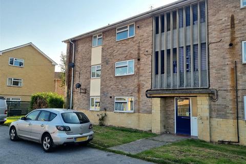 2 bedroom flat for sale, Linden Close, Calne