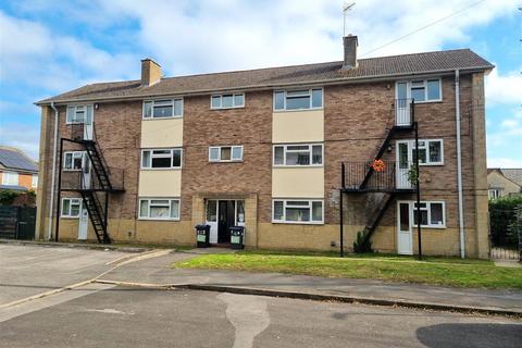 2 bedroom flat for sale, Linden Close, Calne