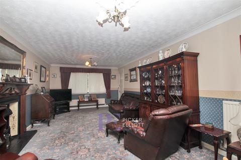 4 bedroom detached house for sale, Falmouth Drive, Hinckley LE10