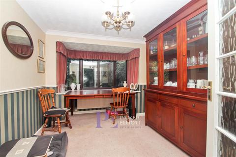 4 bedroom detached house for sale, Falmouth Drive, Hinckley LE10