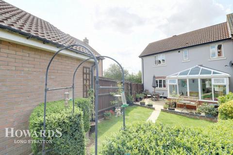 3 bedroom semi-detached house for sale, Oakfield Road, Long Stratton