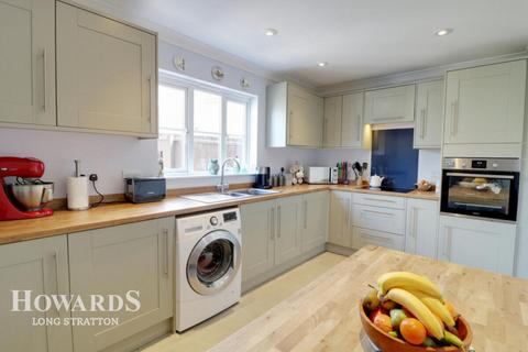 3 bedroom semi-detached house for sale, Oakfield Road, Long Stratton