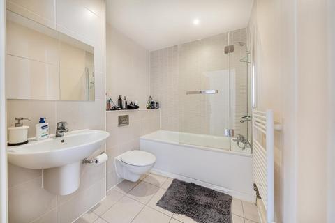 2 bedroom flat for sale, Peacock Close,  Mill Hill,  NW7