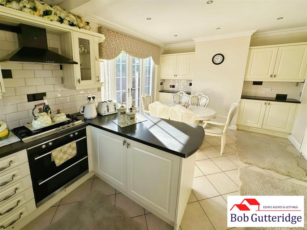 Fitted kitchen/dining room