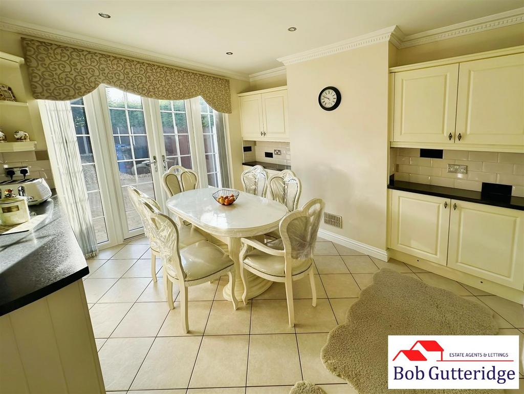 Fitted kitchen/dining room