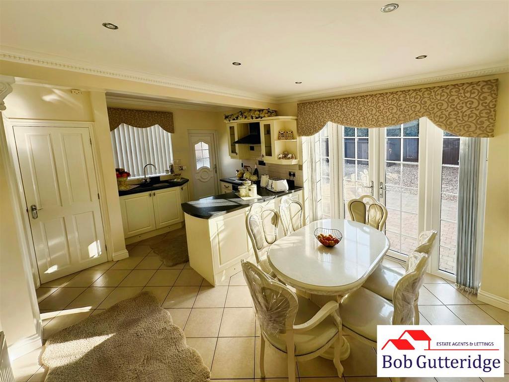 Fitted kitchen/dining room