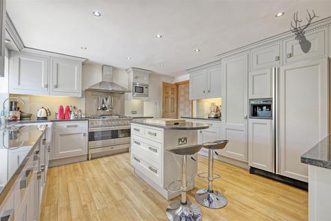 7 bedroom detached house to rent, Forest Lane, Chigwell IG7