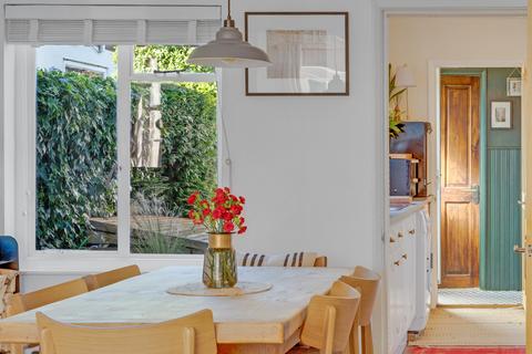 8 Spring Gardens, West Molesey, KT8 2JA