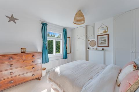 8 Spring Gardens, West Molesey, KT8 2JA
