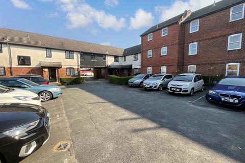 1 bedroom ground floor flat for sale, Gloucester Road, Littlehampton, West Sussex