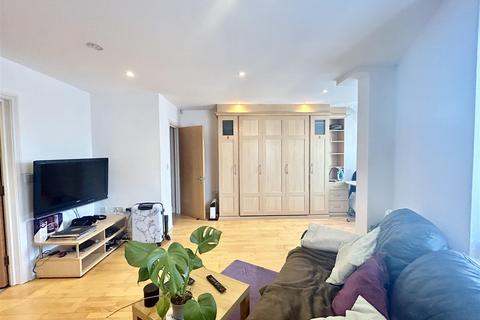 Studio to rent, Pilgrim House, Evron Place