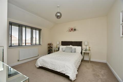 4 bedroom townhouse for sale, Rapson End, Sittingbourne, Kent