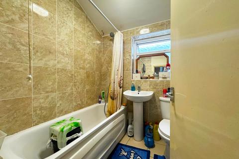 2 bedroom flat for sale, Rochester Avenue, London, E13