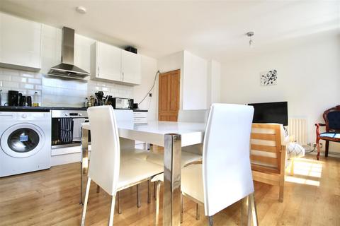 6 bedroom flat to rent, Mile End, London E3