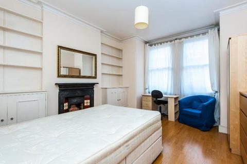 2 bedroom flat to rent, Queenstown Road, London SW8