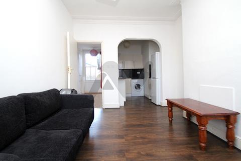 3 bedroom flat to rent, Grove Road, London N15