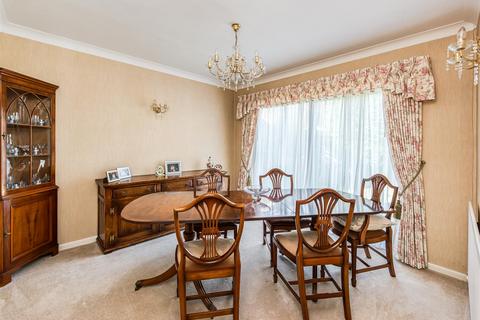 4 Strathmore Crescent, Wombourne, Wolverhampton, WV5 9BG