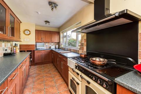 4 Strathmore Crescent, Wombourne, Wolverhampton, WV5 9BG